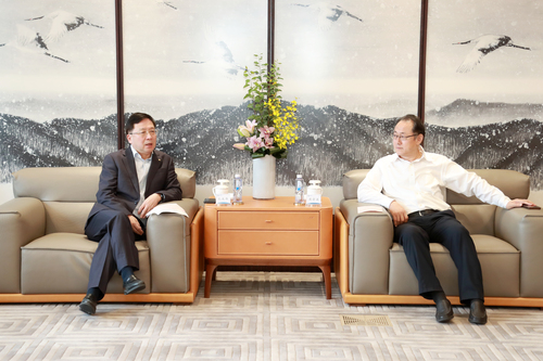 中國(guó)太保董事長(zhǎng)孔慶偉會(huì)見(jiàn)來(lái)訪(fǎng)的中國(guó)國(guó)新董事長(zhǎng)周渝波一行2